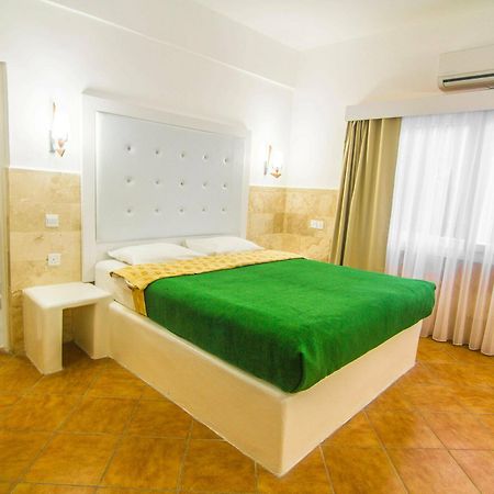 Отель The Pine Bay Club Кирения Экстерьер фото