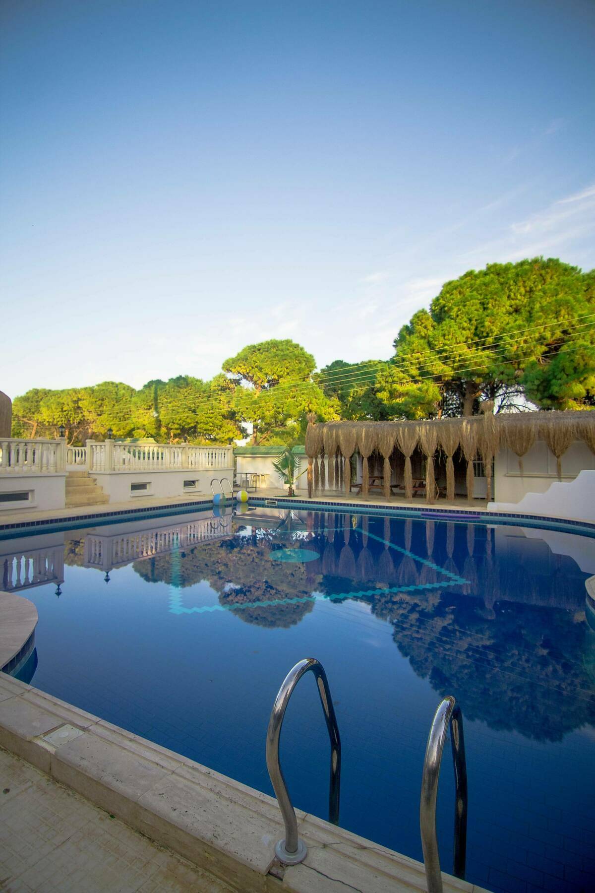 Отель The Pine Bay Club Кирения Экстерьер фото