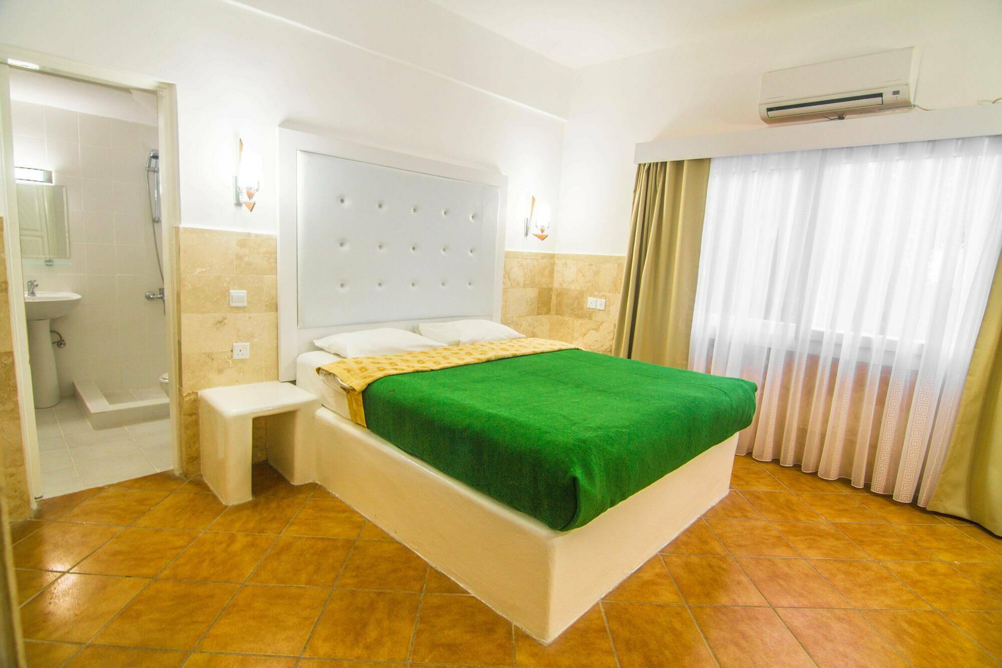 Отель The Pine Bay Club Кирения Экстерьер фото