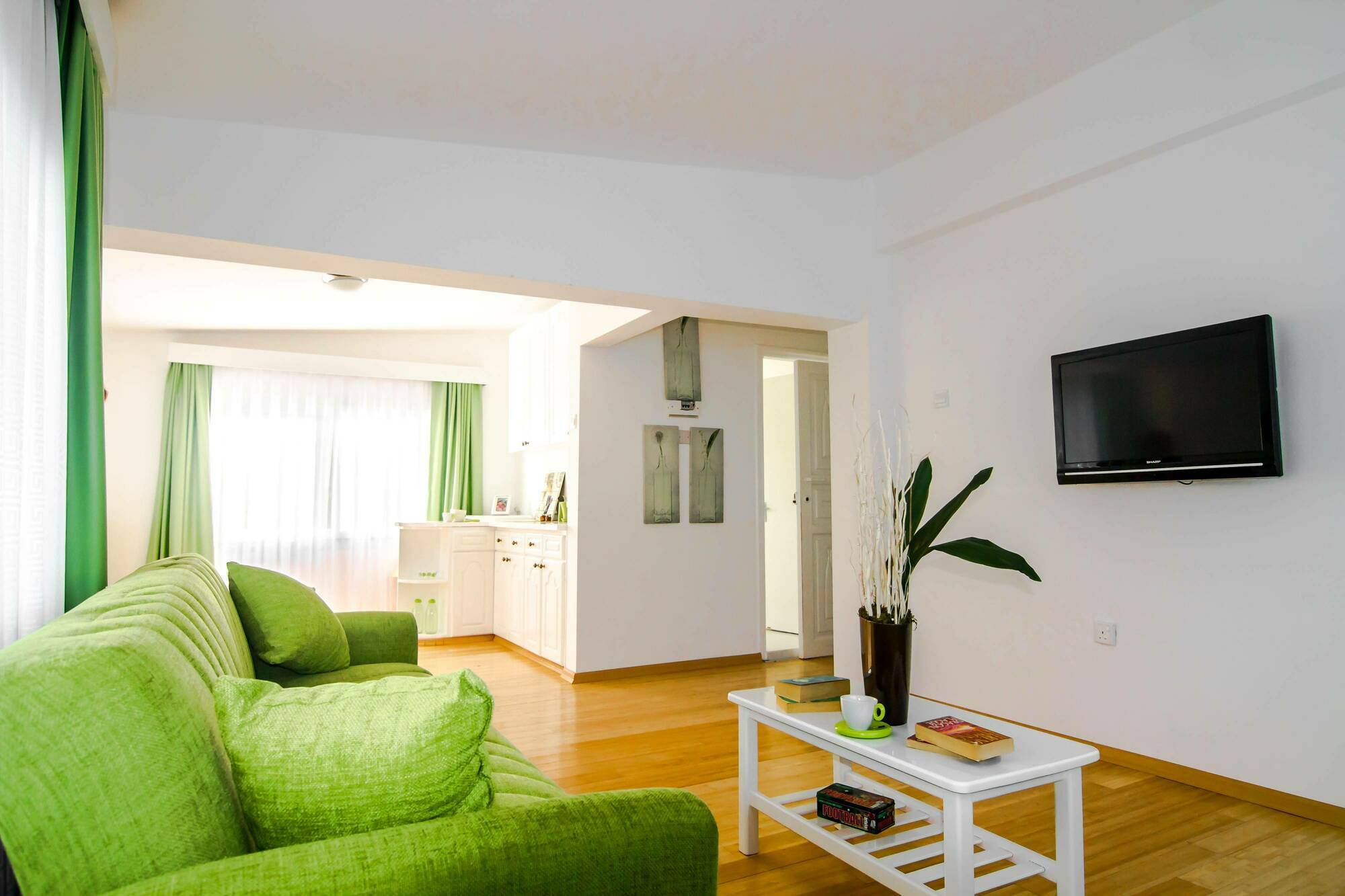 Отель The Pine Bay Club Кирения Экстерьер фото