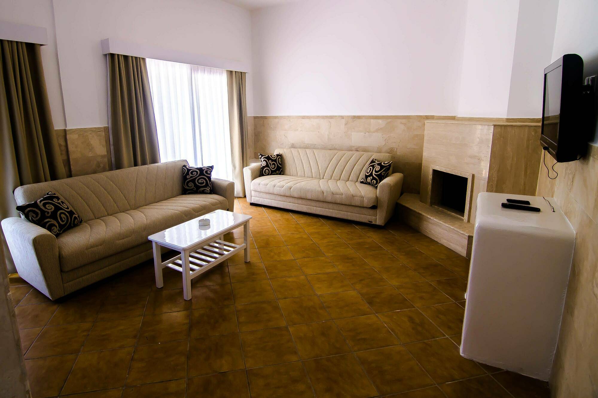 Отель The Pine Bay Club Кирения Экстерьер фото
