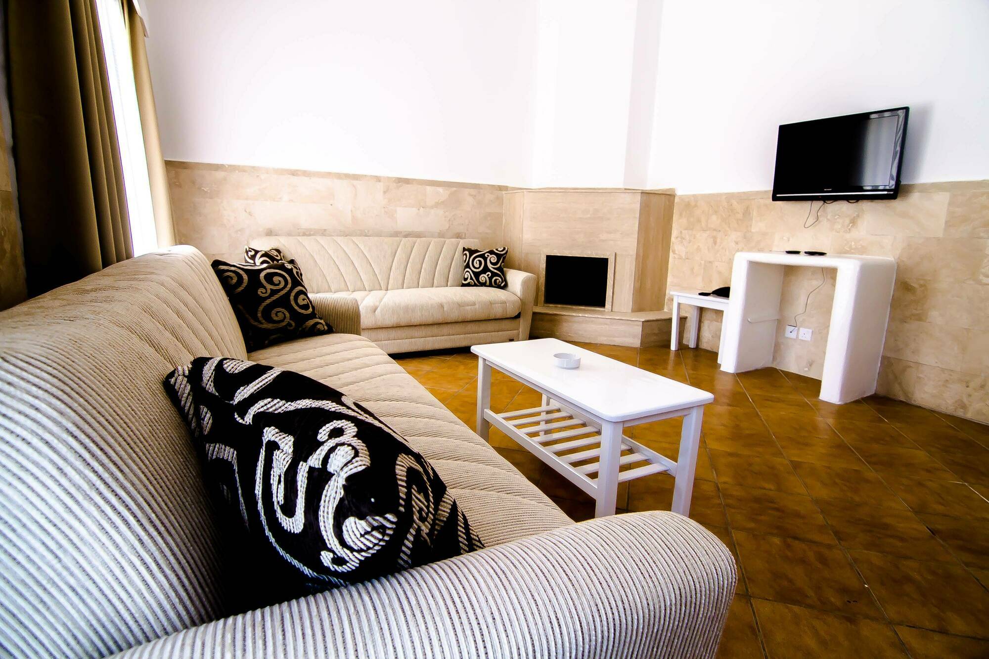 Отель The Pine Bay Club Кирения Экстерьер фото