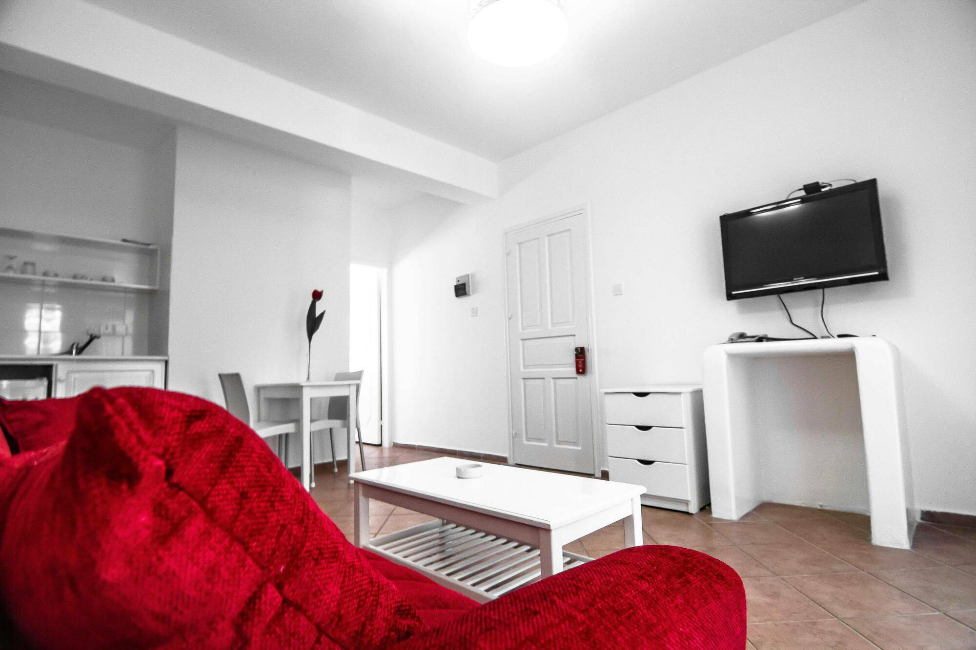 Отель The Pine Bay Club Кирения Экстерьер фото